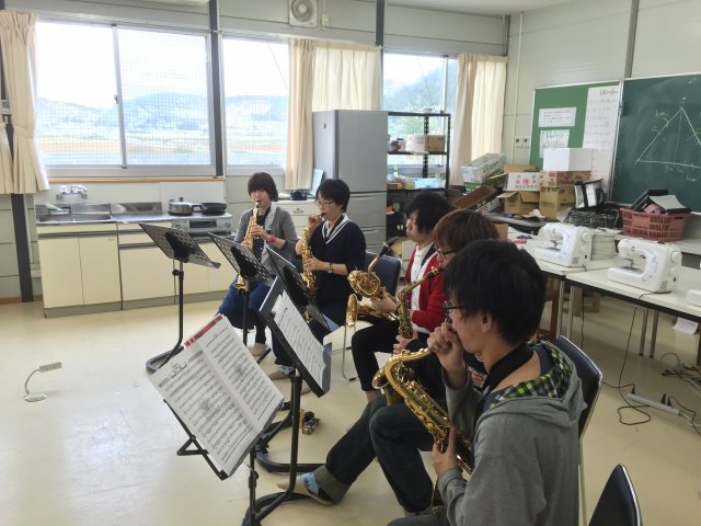 石巻の渡波中学校にて合奏練習中です。明後日の文化祭で3年生は引退だそうです。