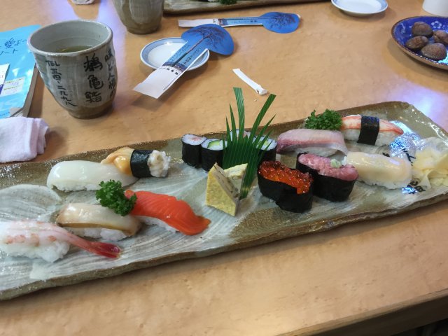 ことづての取材先の1つでもある鶴亀鮨にて。とても珍しいエゾイシカゲガイというネタが入った特上寿司を頂きました！